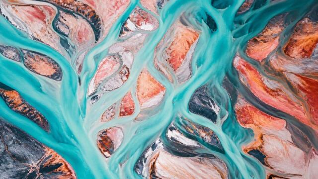 Türkisfarbene Flussarme durchziehen aus der Luft korallfarbene Sedimentflächen für QUIQQER 2.28